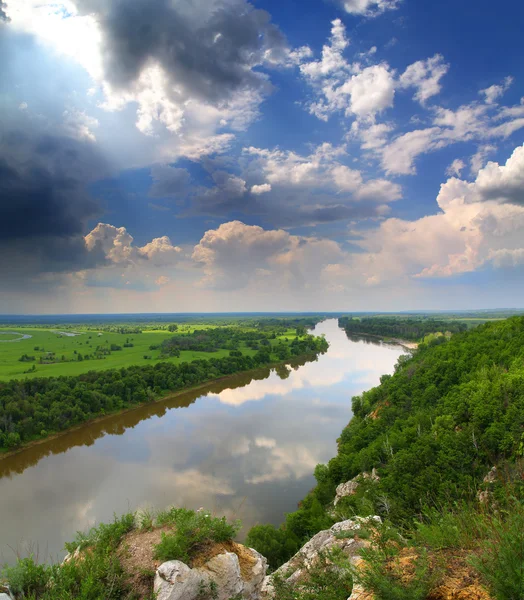 Paesaggio con fiume e pioggia all'orizzonte — Foto Stock