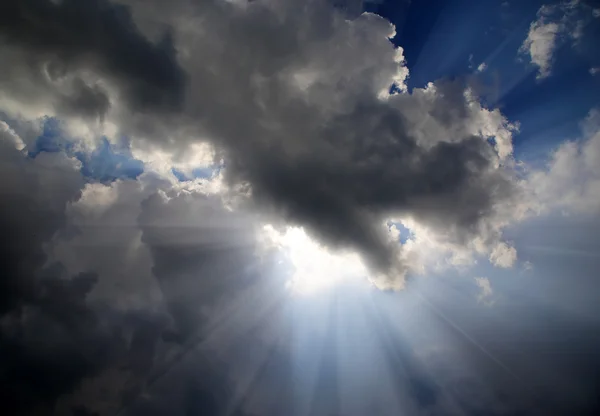 Сонячні промені на драматичному небі — стокове фото