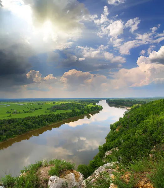 Landskap med flod och regn på horisonten — Stockfoto