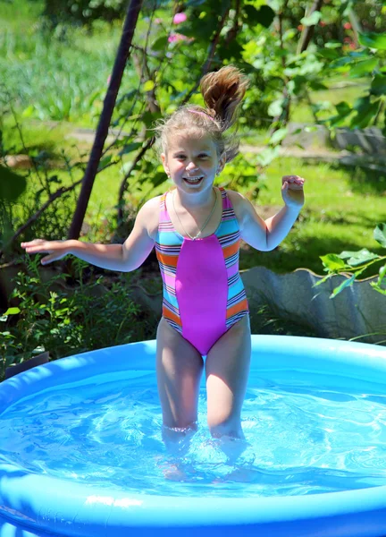 Fröhliches Mädchen im aufblasbaren Pool — Stockfoto