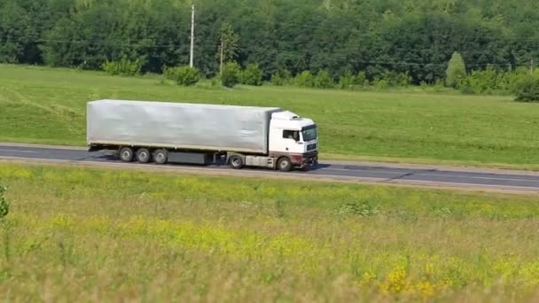 LKW fährt auf einer Straße — Stockvideo