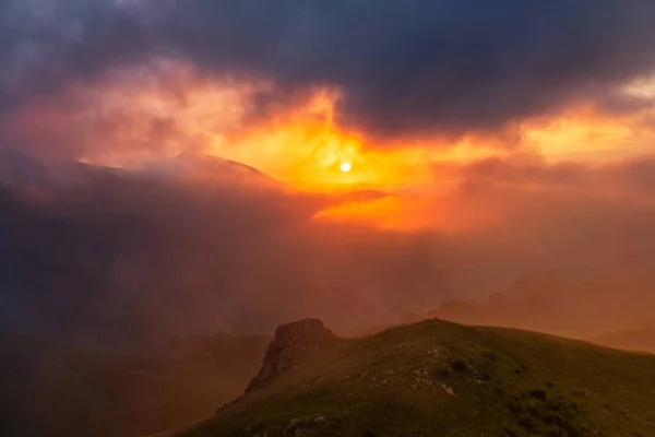 Horský dramatický západ slunce v mracích — Stock fotografie