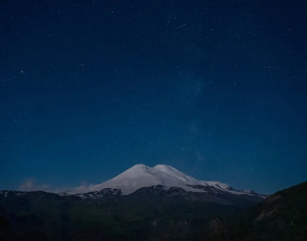 Geceleri yıldızlar ve Elbrus Dağı — Stok fotoğraf