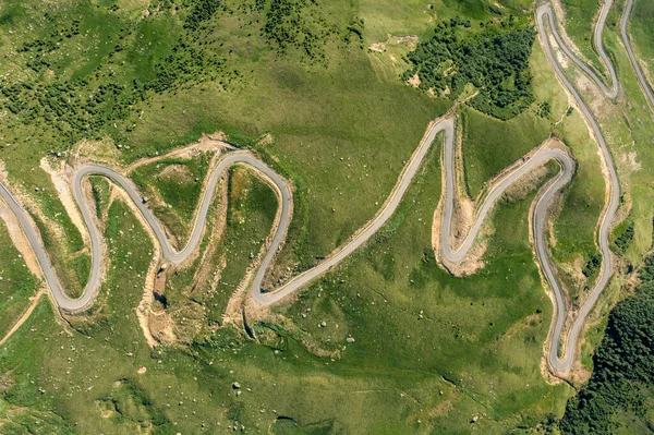 Strada tortuosa che attraversa la montagna — Foto Stock