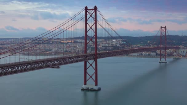 Die Brücke Vom April Mit Autoverkehr Und Panoramablick Auf Die — Stockvideo