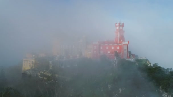 葡萄牙辛特拉的Pena宫 Palacio Pena 在雾和云彩中的空中景观 — 图库视频影像