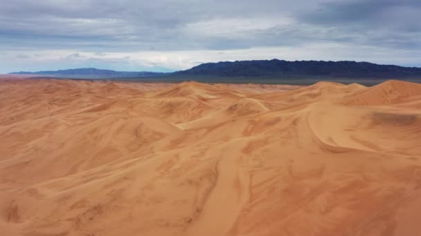 Luchtfoto Zandduinen Onder Een Sombere Bewolkte Lucht Gobi Woestijn Mongolië — Stockvideo