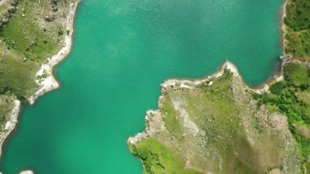 Αεροφωτογραφία Της Τυρκουάζ Λίμνης Gizhgit Στα Βουνά Του Καυκάσου Περιοχή — Αρχείο Βίντεο