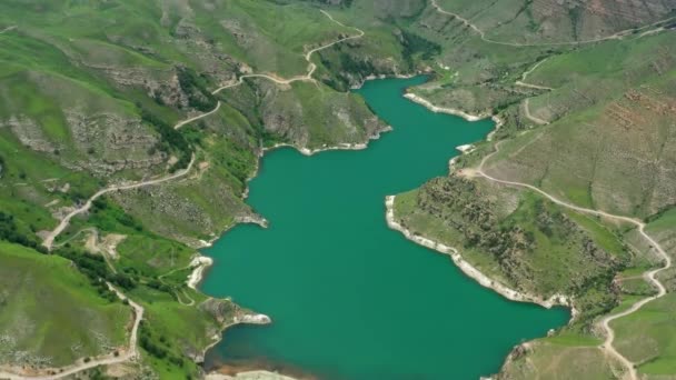 Αεροφωτογραφία Της Τυρκουάζ Λίμνης Gizhgit Στα Βουνά Του Καυκάσου Περιοχή — Αρχείο Βίντεο