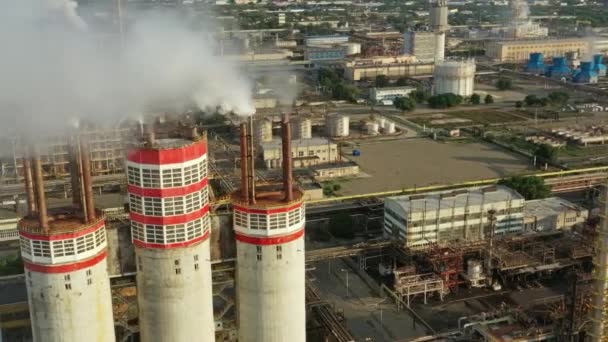 空中环视有烟囱烟的石油和天然气精炼厂 商业石化工业 电力和燃料能源 生态系统和健康环境概念 — 图库视频影像