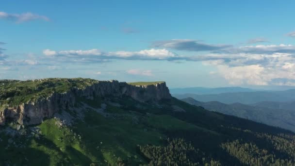 在夏山 Adygea 高加索山脉 4K的斜坡之间飞行 — 图库视频影像
