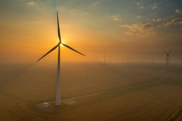 Větrné mlýny nebo větrné turbíny při západu slunce — Stock fotografie