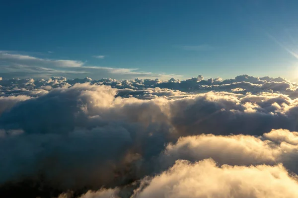 日の出時の雲の空中ビュー — ストック写真