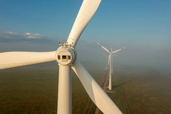 Ветряные мельницы или ветряные турбины в утреннем свете — стоковое фото