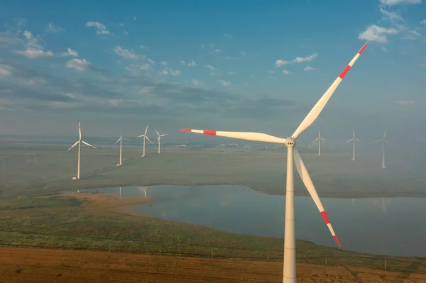 Vindkraftverk eller vindkraftverk på morgonen ljus — Stockfoto