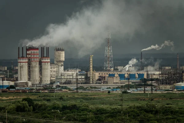 Нефтегазоперерабатывающий завод — стоковое фото