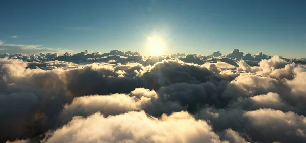 Bulutların havadan görünüşü ve sabah güneşi — Stok fotoğraf