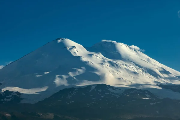Belle vue sur le mont Elbrus au coucher du soleil — Photo