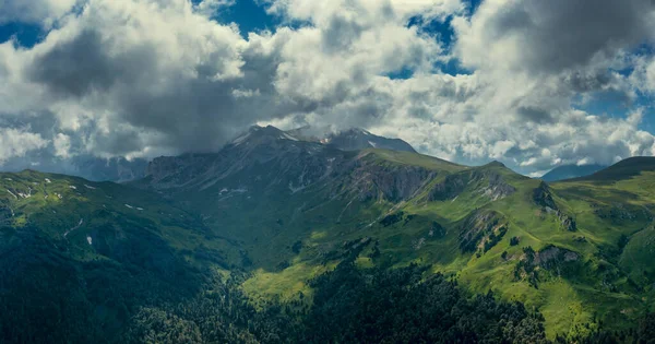 Kafkasya Dağlarında Oshten Dağı — Stok fotoğraf