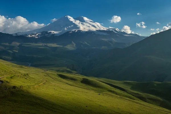 Elbruz Dağı güzel manzarasına gün batımında — Stok fotoğraf