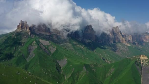 Montañas del Cáucaso bajo nubes en movimiento — Vídeos de Stock