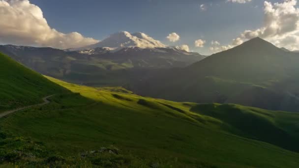 Эльбрус на закате Кавказских гор — стоковое видео