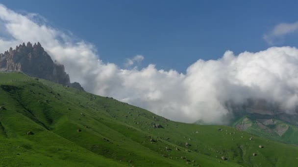 Montañas del Cáucaso bajo nubes en movimiento — Vídeo de stock