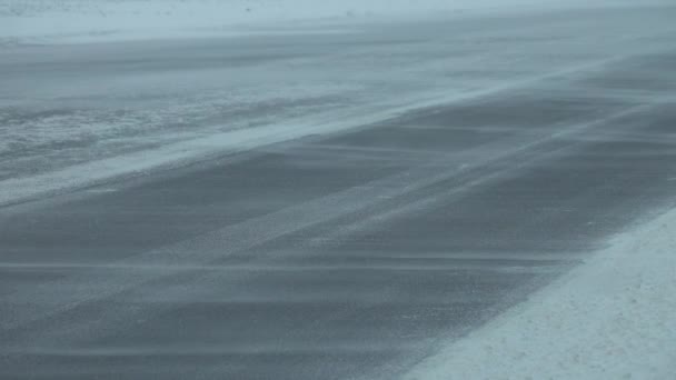 Coches en la carretera de invierno en ventisca — Vídeo de stock
