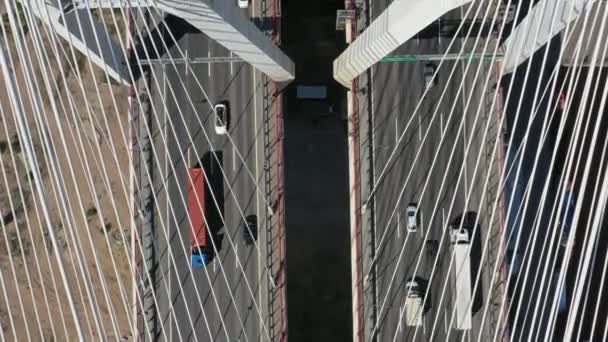 Puente de cable con coches — Vídeos de Stock