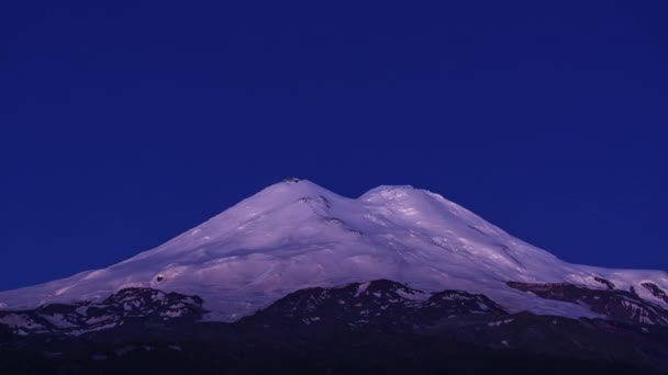 Night sky above Mount Elbrus and sunrise — Stock Video