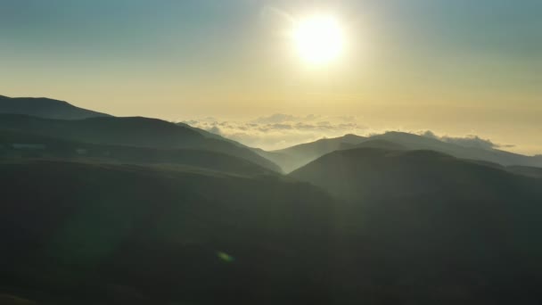 Paisagem de montanha aérea ao pôr do sol — Vídeo de Stock