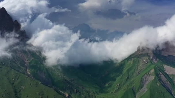 Kaukasus bjerge under bevægelige skyer – Stock-video