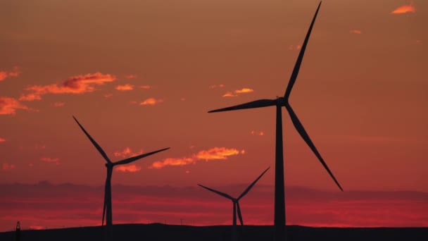 Větrné mlýny nebo větrné turbíny při východu slunce — Stock video