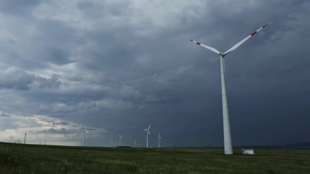 Molino de viento o turbina eólica en el parque eólico en rotación — Vídeos de Stock