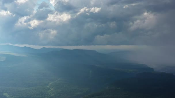 공중에 떠 있는 여름 산악 지대 — 비디오