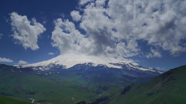 Monte Elbrus e nuvens Cáucaso montanhas — Vídeo de Stock