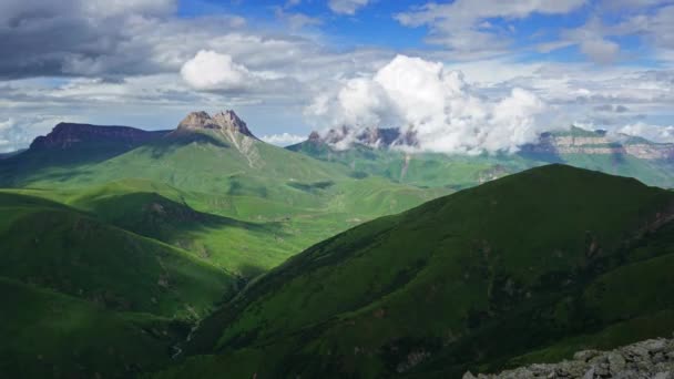 Zomer landschap in Kaukasus Bergen — Stockvideo