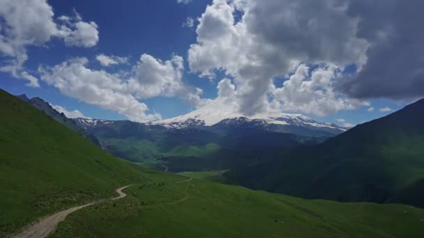 Berg Elbrus en wolken Kaukasus bergen — Stockvideo