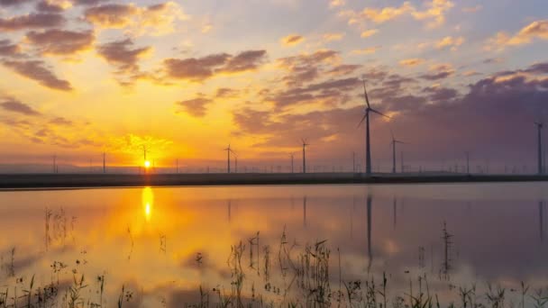 Windmolens turbines met zonsopgang reflectie — Stockvideo