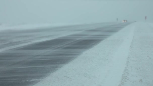 ブリザードで冬の道路上の車 — ストック動画