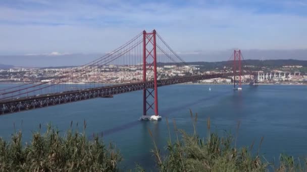 Most z 25. dubna s automobilovou dopravou v Lisabonu — Stock video