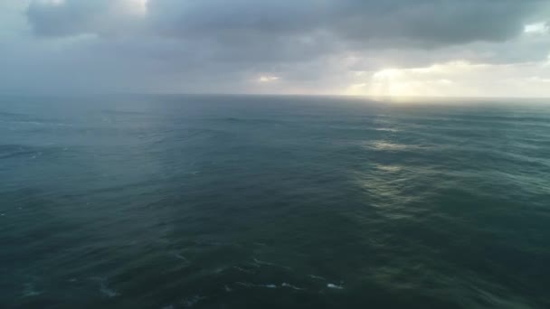 Letecký pohled na velké vlny oceánu a zapadající oblohu — Stock video