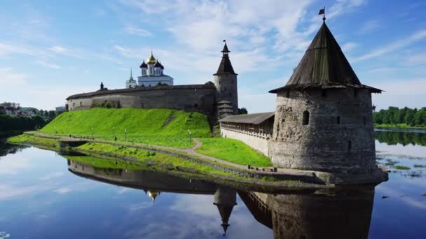 Kreml Psków i Katedra Trójcy Świętej, timelapse — Wideo stockowe