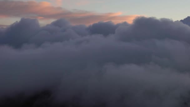 高山上快速移动的戏剧性云彩 — 图库视频影像