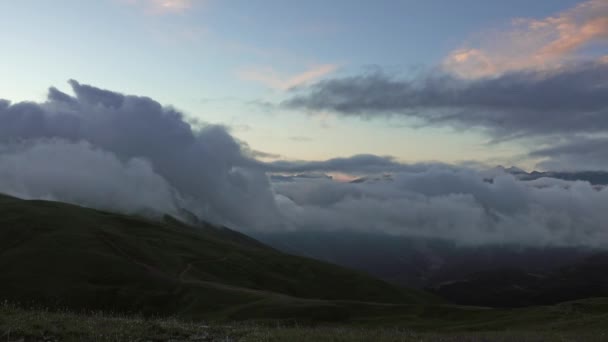 Nuvens dramáticas em movimento rápido nas montanhas — Vídeo de Stock