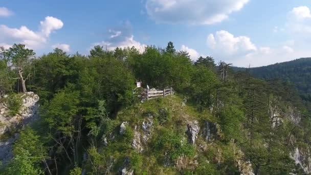 Sırbistan 'ın Drina Nehri üzerindeki Banjska stena havacılık manzarası — Stok video