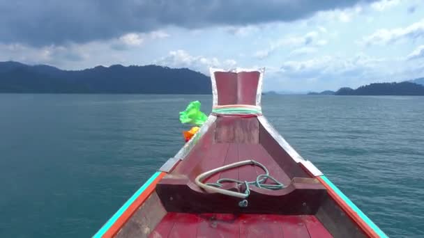 Poruszający się długi ogon łodzi na jeziorze — Wideo stockowe