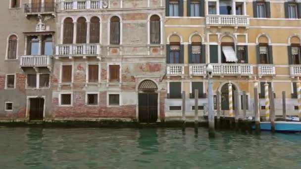 Widok Wenecji z łodzi pływających na Canal Grande — Wideo stockowe