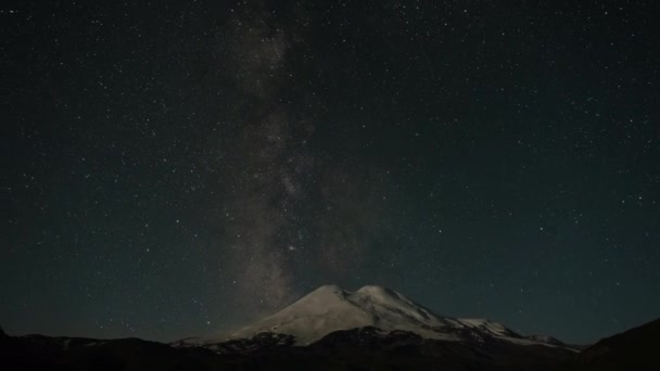 Gece gökyüzü Elbrus Dağı ve şafak vakti — Stok video