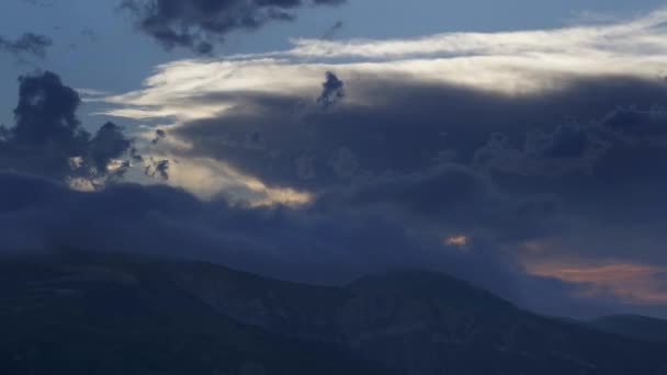일몰 후의 산 구름 — 비디오